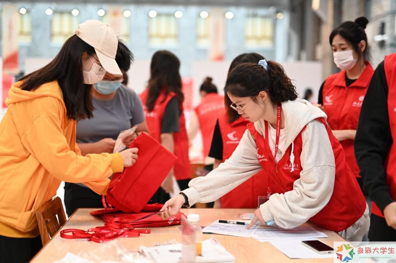 学堂新启，家燕护航——北大350名“小燕子”志愿者服务开学典礼