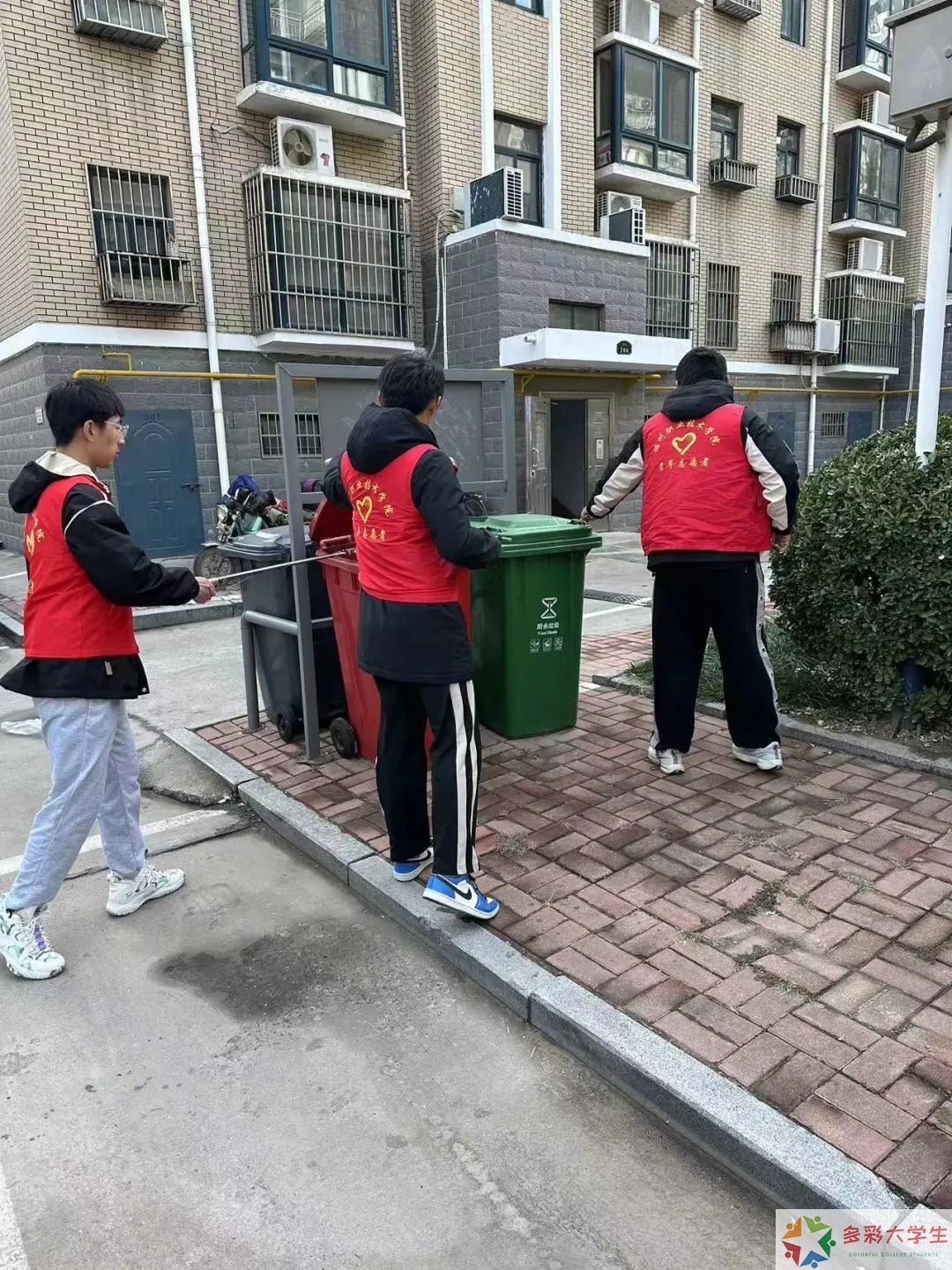 银龄“数字驿站”：酒店管理学子助力智慧生活跨越“鸿沟”