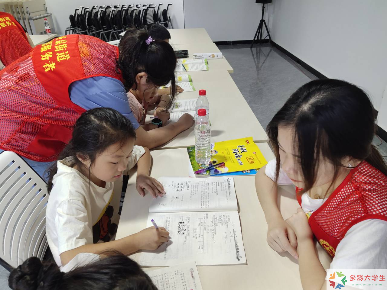 农技下乡助丰收 青春扎根沃野间——赣农工院学子暑期志愿服务实践